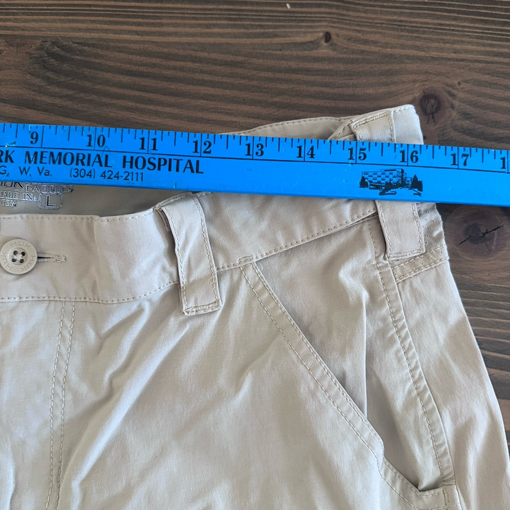 Huk Shorts Men’s L Beige Fishing Performance Zip Pocket 9.5 Inseam - Picture 6 of 7
